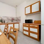 Apartment Przytulny Z Biurkiem W Spokojnej Okolicy By Renters Lodz