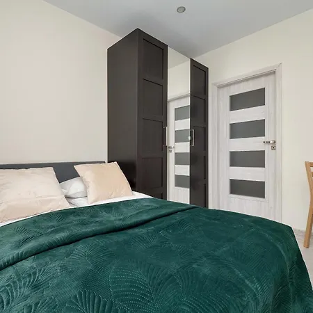 Przytulny Z Biurkiem W Spokojnej Okolicy By Renters * ウッチ